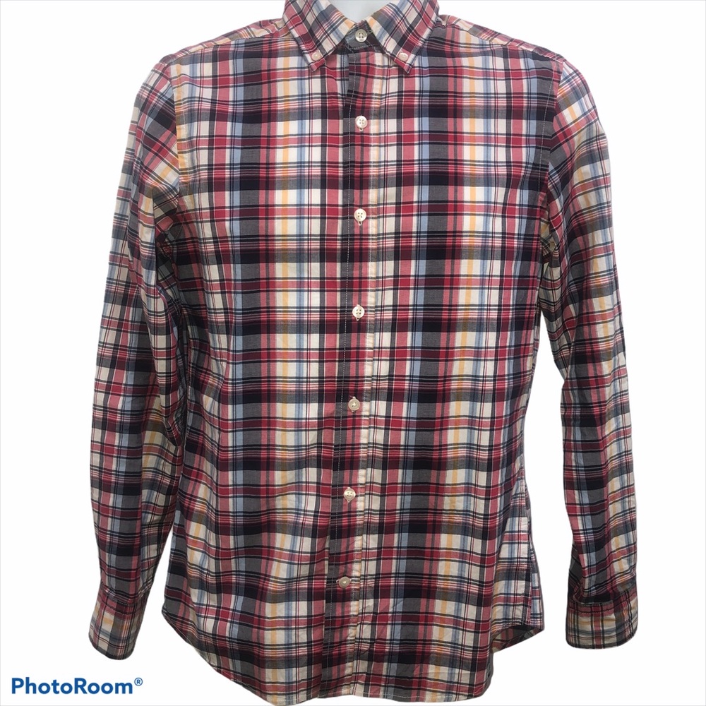 GAP Men's/Teens Slim-fit button-down shirt.